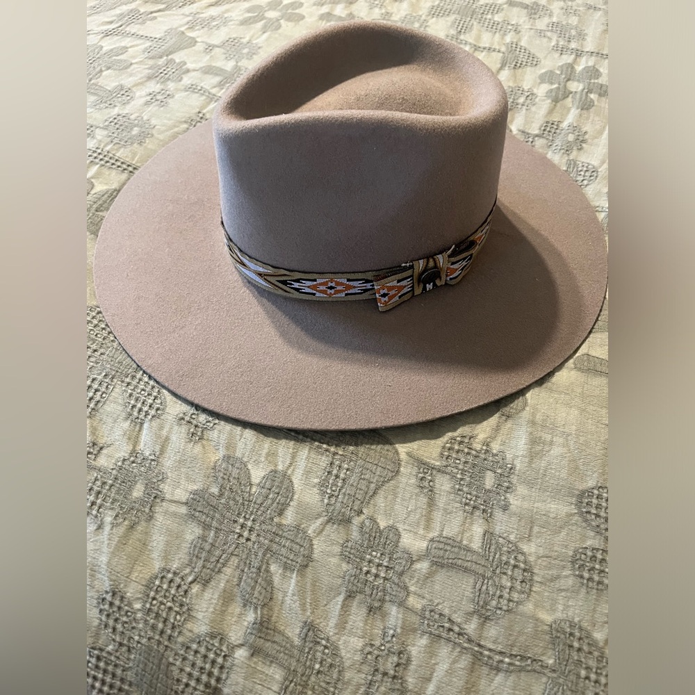 Rockin’ C women’s medium pinch front hat